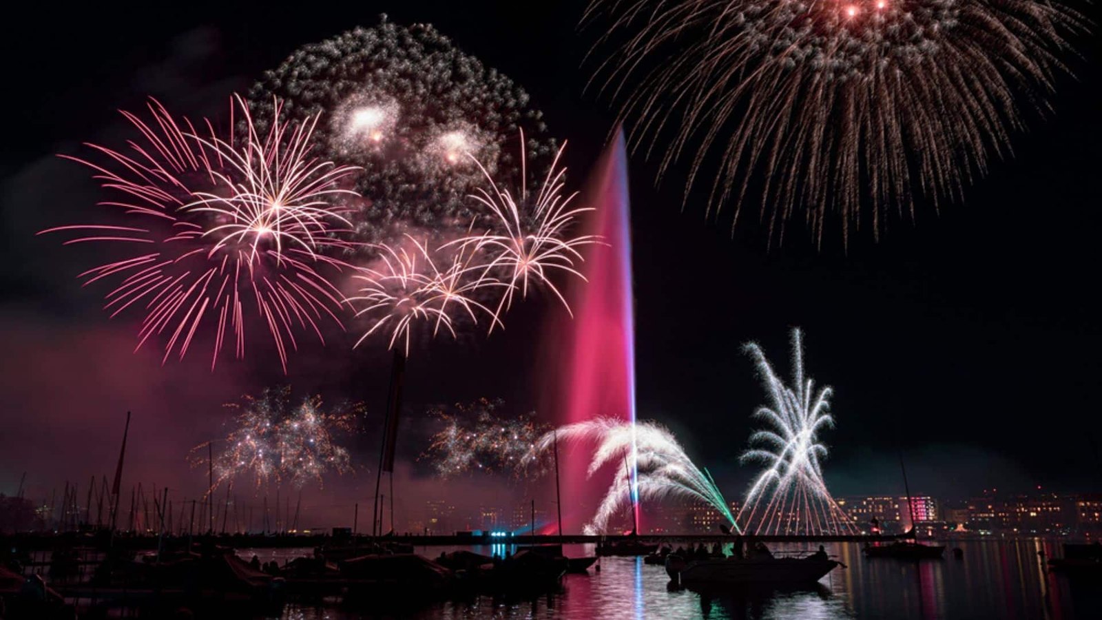 Feux d'artifice sur le lac vus du bateau