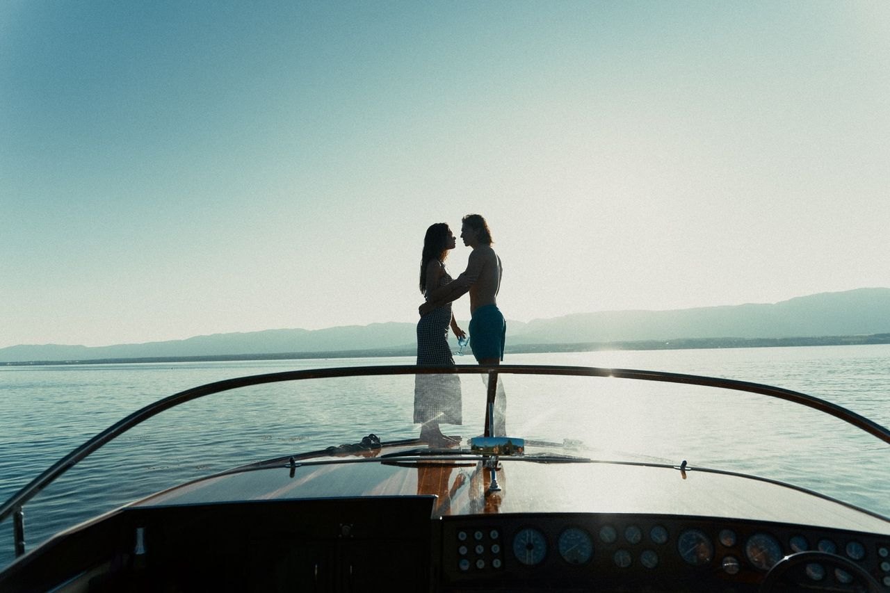 Couple à la proue du Boesch 850 au soir sur le Léman