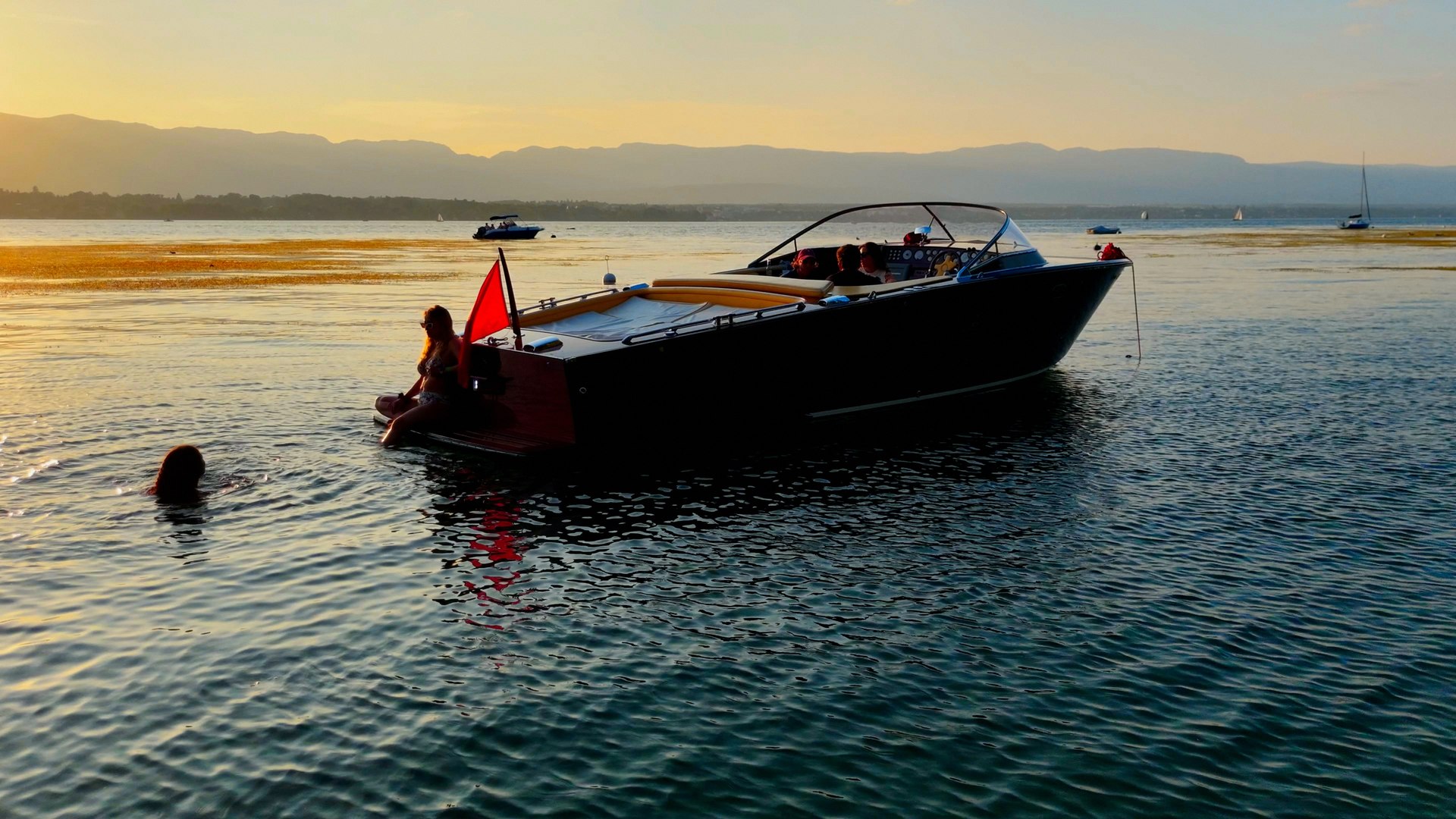 Silhouette du Boesch 850 en navigation sur le lac Léman